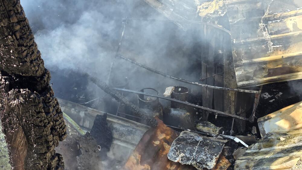 <p>Vatrogasci uspjeli da spriječe njegovo prenošenje na okolne objekte i rastinje</p>