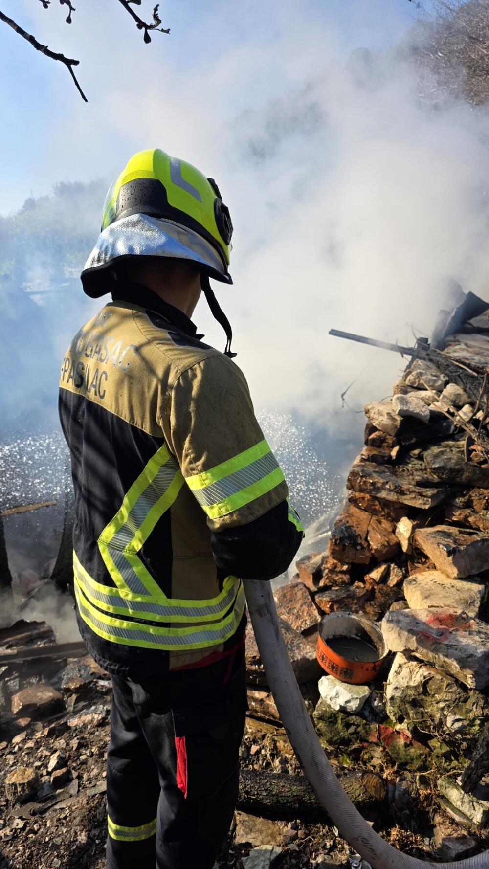 <p>Vatrogasci uspjeli da spriječe njegovo prenošenje na okolne objekte i rastinje</p>