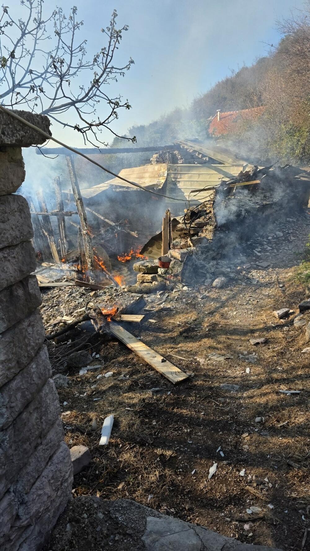 <p>Vatrogasci uspjeli da spriječe njegovo prenošenje na okolne objekte i rastinje</p>