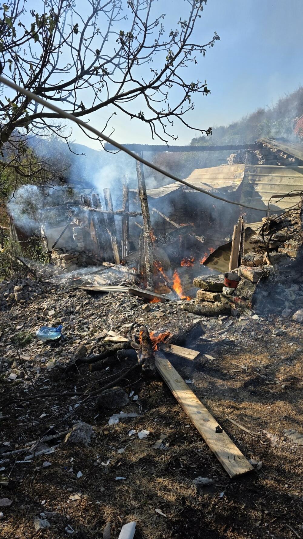 <p>Vatrogasci uspjeli da spriječe njegovo prenošenje na okolne objekte i rastinje</p>