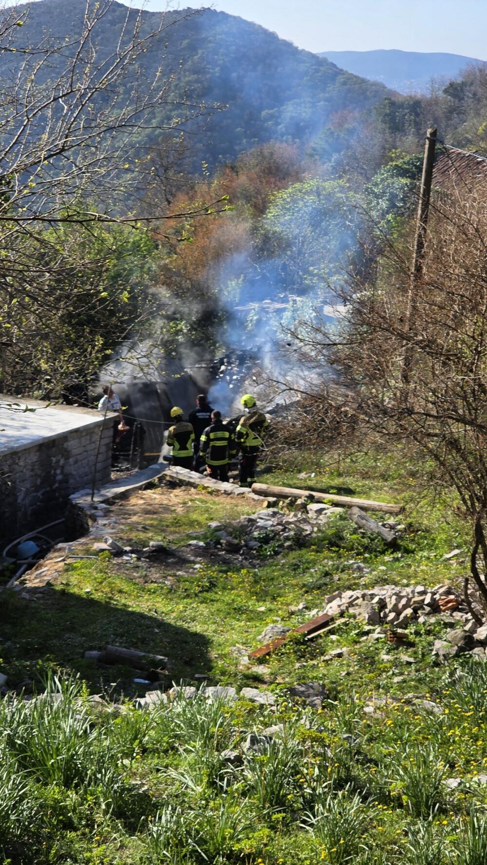 <p>Vatrogasci uspjeli da spriječe njegovo prenošenje na okolne objekte i rastinje</p>