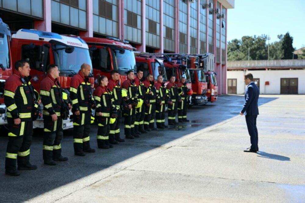 Mujović: Ovu požarnu sezonu dočekujemo brojčano jači, 15 novih...