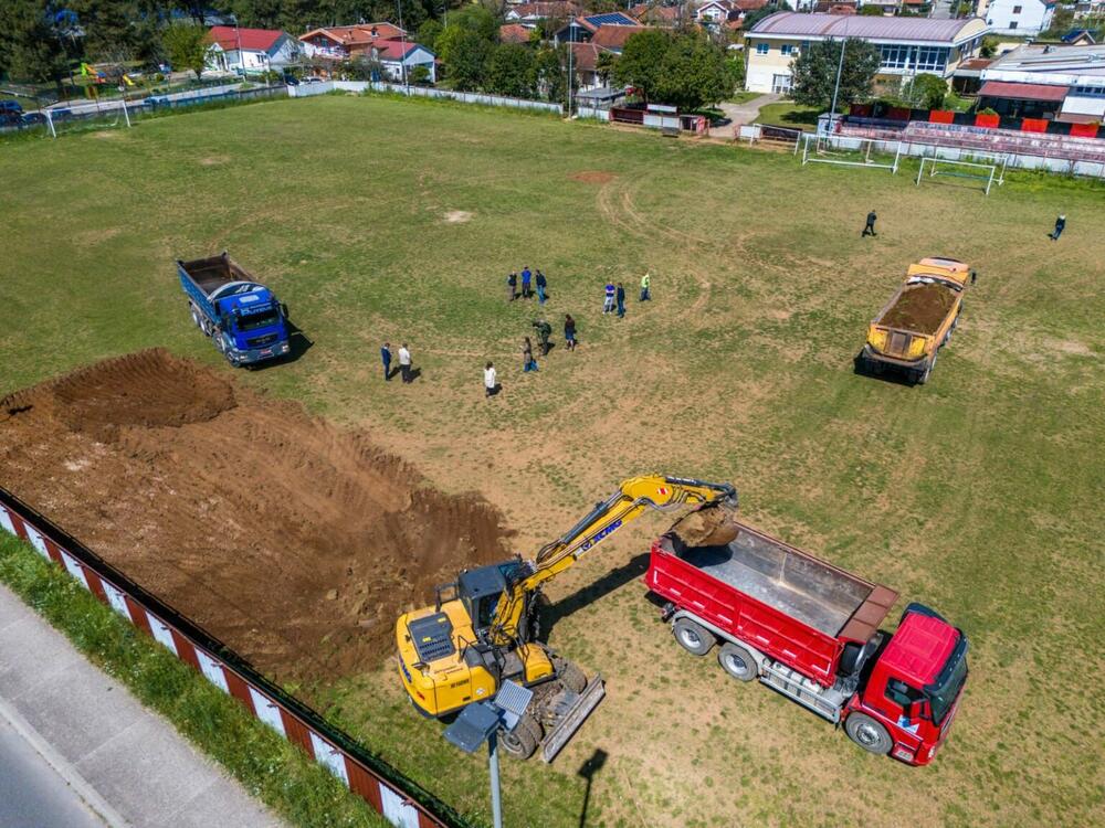 Stadion Crvene stijene, Tološi