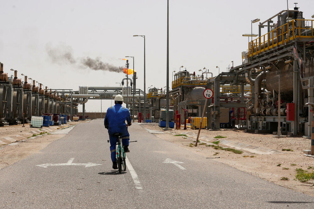 Radnik na naftnom polju Zubair u Basri u Iraku, Foto: Rojters