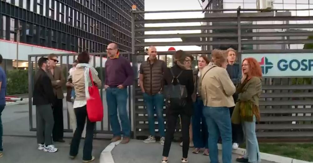Zaposleni na N1 se okupili ispred zgrade kako bi izrazili...