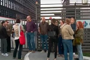 Zaposleni na N1 se okupili ispred zgrade kako bi izrazili...