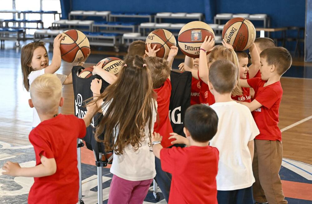 <p>"U druženju sa domaćinima, skoro 100 djece i njihovi vaspitači obišli su prostorije, upoznali se sa ulogom i načinom rada Saveza, kao i osnovama košarkaškog sporta"</p>