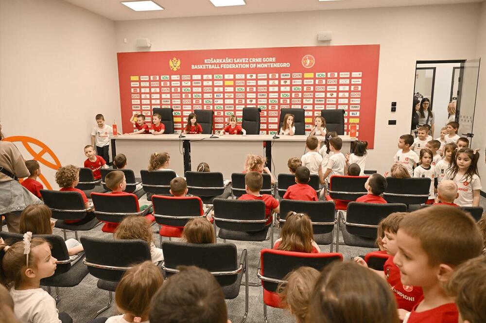 <p>"U druženju sa domaćinima, skoro 100 djece i njihovi vaspitači obišli su prostorije, upoznali se sa ulogom i načinom rada Saveza, kao i osnovama košarkaškog sporta"</p>