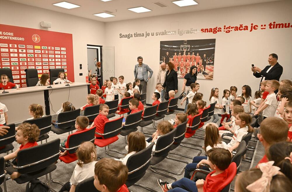 <p>"U druženju sa domaćinima, skoro 100 djece i njihovi vaspitači obišli su prostorije, upoznali se sa ulogom i načinom rada Saveza, kao i osnovama košarkaškog sporta"</p>