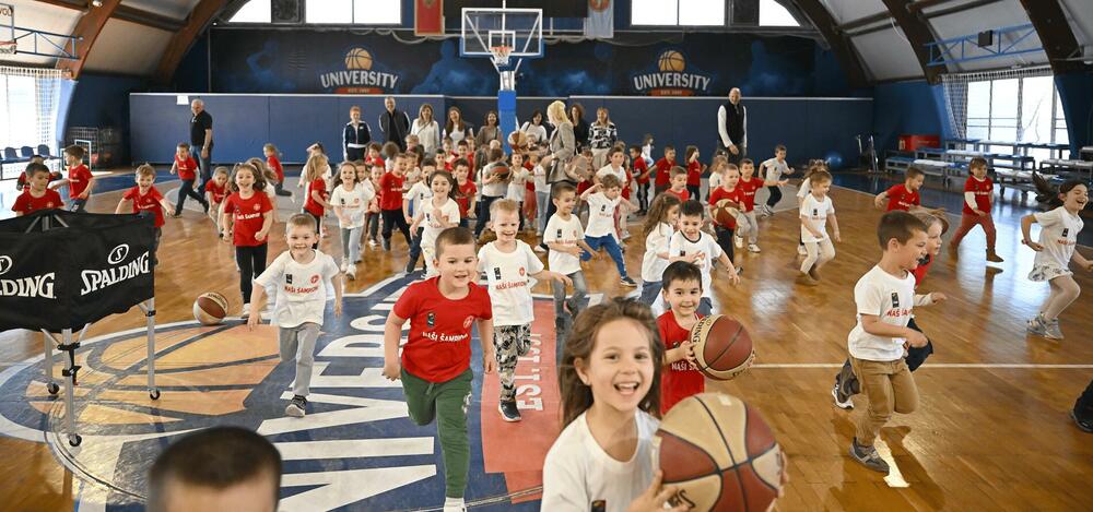 <p>"U druženju sa domaćinima, skoro 100 djece i njihovi vaspitači obišli su prostorije, upoznali se sa ulogom i načinom rada Saveza, kao i osnovama košarkaškog sporta"</p>