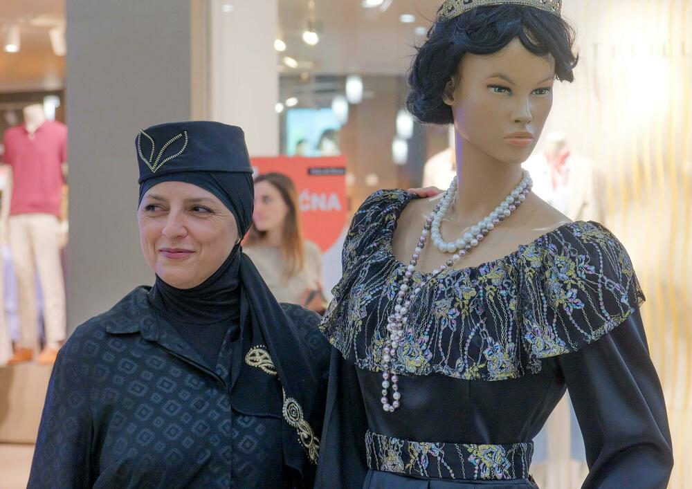 <p>"Lik i djelo Jelene Petrović Savojske nadilaze vrijeme, granice i uloge koje joj je istorija dodijelila. Rođena kao crnogorska princeza, a živjela kao italijanska kraljica, Jelena je bila mnogo više od titule", riječi su Srđana Lubarde, predsjednika Modne komore Crne Gore koja organizuje crnogorsku Nedjelju mode</p>