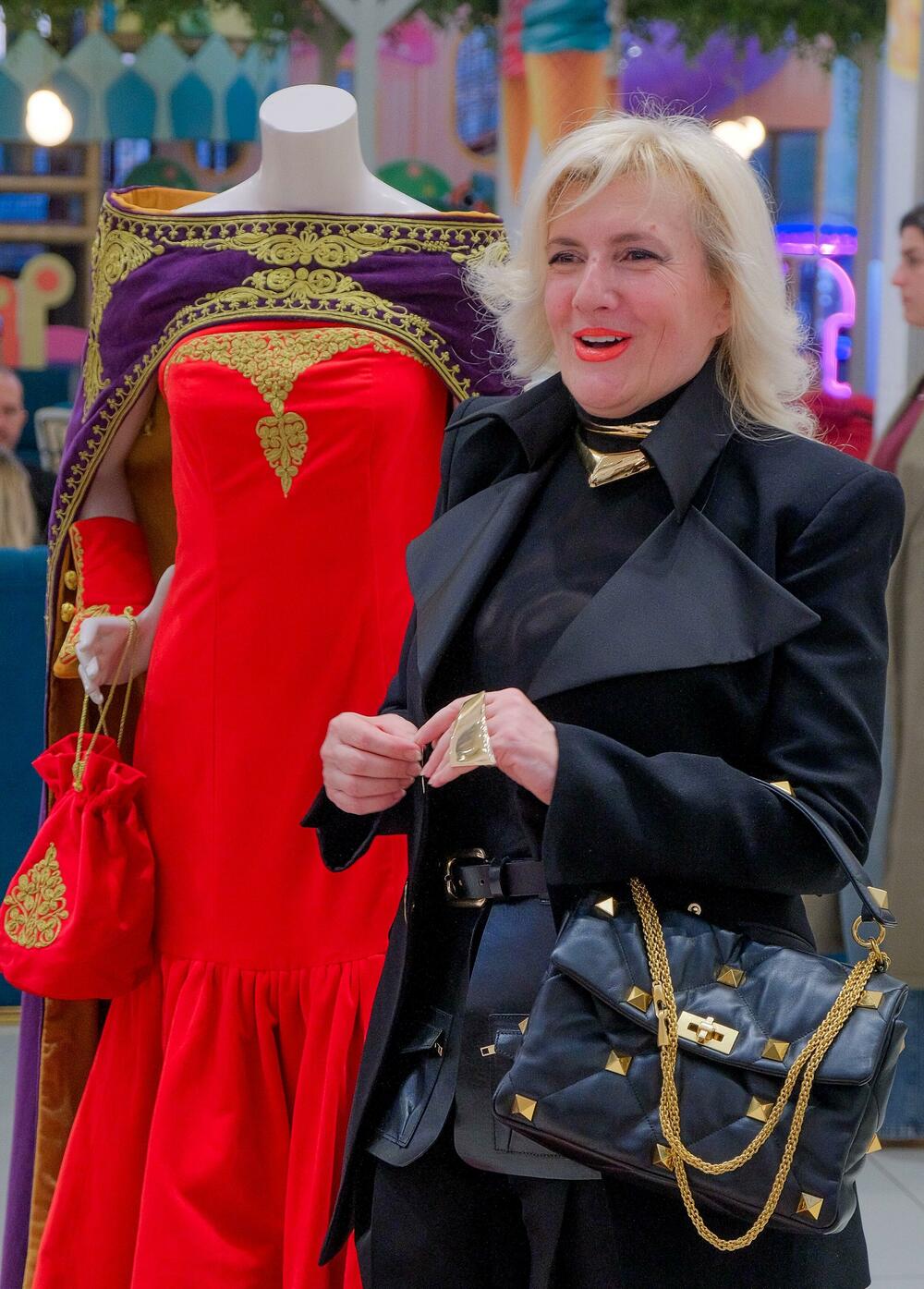 <p>"Lik i djelo Jelene Petrović Savojske nadilaze vrijeme, granice i uloge koje joj je istorija dodijelila. Rođena kao crnogorska princeza, a živjela kao italijanska kraljica, Jelena je bila mnogo više od titule", riječi su Srđana Lubarde, predsjednika Modne komore Crne Gore koja organizuje crnogorsku Nedjelju mode</p>