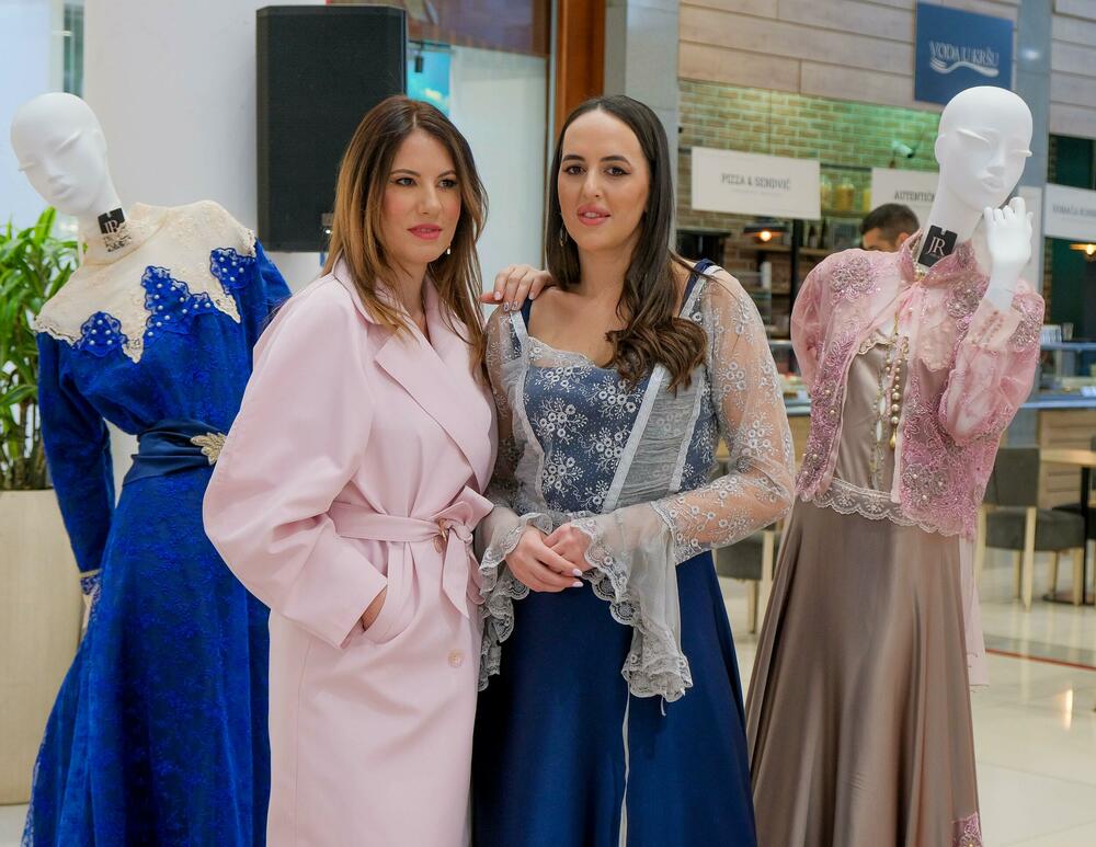 <p>"Lik i djelo Jelene Petrović Savojske nadilaze vrijeme, granice i uloge koje joj je istorija dodijelila. Rođena kao crnogorska princeza, a živjela kao italijanska kraljica, Jelena je bila mnogo više od titule", riječi su Srđana Lubarde, predsjednika Modne komore Crne Gore koja organizuje crnogorsku Nedjelju mode</p>