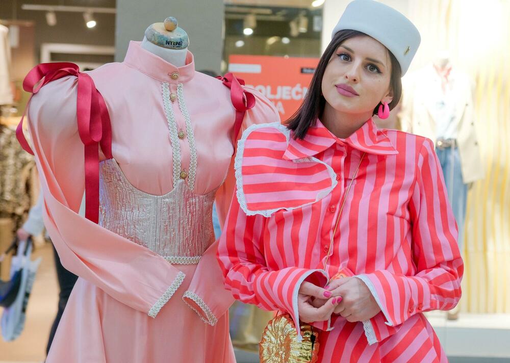 <p>"Lik i djelo Jelene Petrović Savojske nadilaze vrijeme, granice i uloge koje joj je istorija dodijelila. Rođena kao crnogorska princeza, a živjela kao italijanska kraljica, Jelena je bila mnogo više od titule", riječi su Srđana Lubarde, predsjednika Modne komore Crne Gore koja organizuje crnogorsku Nedjelju mode</p>