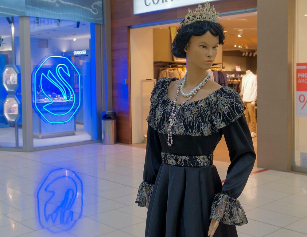 <p>"Lik i djelo Jelene Petrović Savojske nadilaze vrijeme, granice i uloge koje joj je istorija dodijelila. Rođena kao crnogorska princeza, a živjela kao italijanska kraljica, Jelena je bila mnogo više od titule", riječi su Srđana Lubarde, predsjednika Modne komore Crne Gore koja organizuje crnogorsku Nedjelju mode</p>