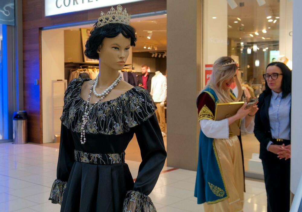 <p>"Lik i djelo Jelene Petrović Savojske nadilaze vrijeme, granice i uloge koje joj je istorija dodijelila. Rođena kao crnogorska princeza, a živjela kao italijanska kraljica, Jelena je bila mnogo više od titule", riječi su Srđana Lubarde, predsjednika Modne komore Crne Gore koja organizuje crnogorsku Nedjelju mode</p>