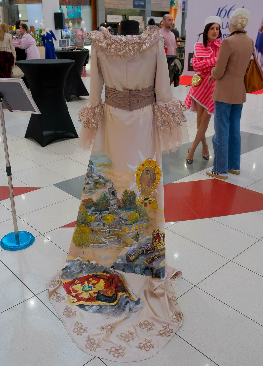 <p>"Lik i djelo Jelene Petrović Savojske nadilaze vrijeme, granice i uloge koje joj je istorija dodijelila. Rođena kao crnogorska princeza, a živjela kao italijanska kraljica, Jelena je bila mnogo više od titule", riječi su Srđana Lubarde, predsjednika Modne komore Crne Gore koja organizuje crnogorsku Nedjelju mode</p>