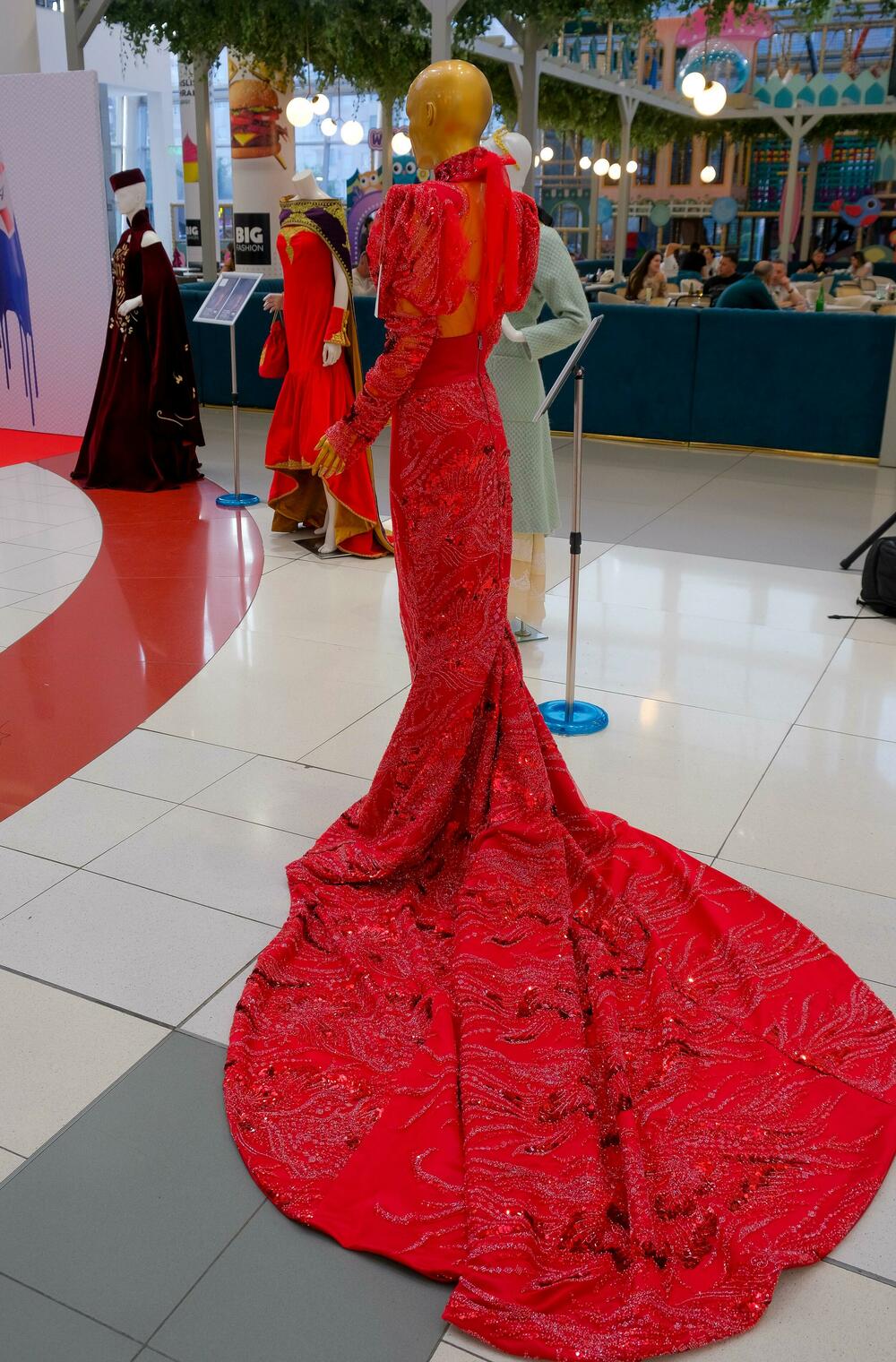 <p>"Lik i djelo Jelene Petrović Savojske nadilaze vrijeme, granice i uloge koje joj je istorija dodijelila. Rođena kao crnogorska princeza, a živjela kao italijanska kraljica, Jelena je bila mnogo više od titule", riječi su Srđana Lubarde, predsjednika Modne komore Crne Gore koja organizuje crnogorsku Nedjelju mode</p>