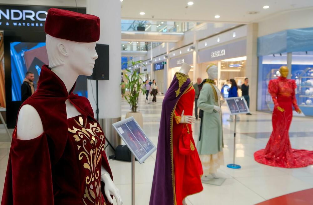 <p>"Lik i djelo Jelene Petrović Savojske nadilaze vrijeme, granice i uloge koje joj je istorija dodijelila. Rođena kao crnogorska princeza, a živjela kao italijanska kraljica, Jelena je bila mnogo više od titule", riječi su Srđana Lubarde, predsjednika Modne komore Crne Gore koja organizuje crnogorsku Nedjelju mode</p>