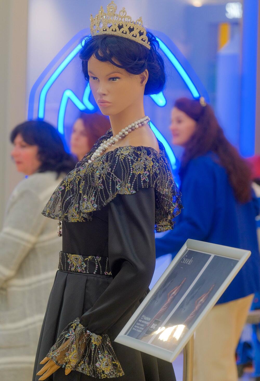 <p>"Lik i djelo Jelene Petrović Savojske nadilaze vrijeme, granice i uloge koje joj je istorija dodijelila. Rođena kao crnogorska princeza, a živjela kao italijanska kraljica, Jelena je bila mnogo više od titule", riječi su Srđana Lubarde, predsjednika Modne komore Crne Gore koja organizuje crnogorsku Nedjelju mode</p>