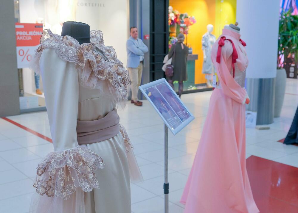 <p>"Lik i djelo Jelene Petrović Savojske nadilaze vrijeme, granice i uloge koje joj je istorija dodijelila. Rođena kao crnogorska princeza, a živjela kao italijanska kraljica, Jelena je bila mnogo više od titule", riječi su Srđana Lubarde, predsjednika Modne komore Crne Gore koja organizuje crnogorsku Nedjelju mode</p>