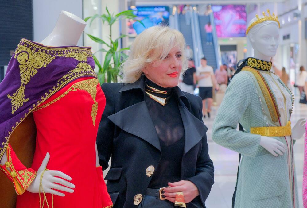 <p>"Lik i djelo Jelene Petrović Savojske nadilaze vrijeme, granice i uloge koje joj je istorija dodijelila. Rođena kao crnogorska princeza, a živjela kao italijanska kraljica, Jelena je bila mnogo više od titule", riječi su Srđana Lubarde, predsjednika Modne komore Crne Gore koja organizuje crnogorsku Nedjelju mode</p>