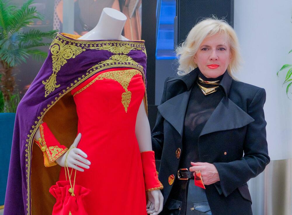 <p>"Lik i djelo Jelene Petrović Savojske nadilaze vrijeme, granice i uloge koje joj je istorija dodijelila. Rođena kao crnogorska princeza, a živjela kao italijanska kraljica, Jelena je bila mnogo više od titule", riječi su Srđana Lubarde, predsjednika Modne komore Crne Gore koja organizuje crnogorsku Nedjelju mode</p>