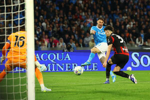 Politano ušao i probudio Maradonin stadion, Napoli srušio Milan i...