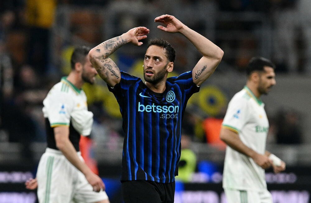 Hakan kao nekad u HSV-u, „redsi” pali pred Halandom