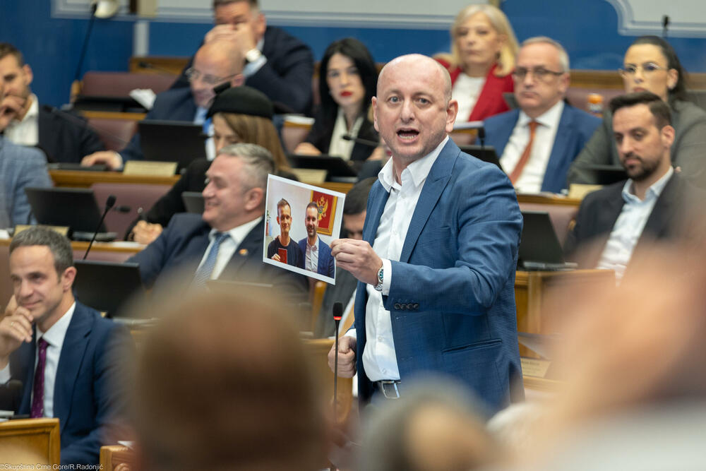 Knežević sa slikom Buterina i Spajića