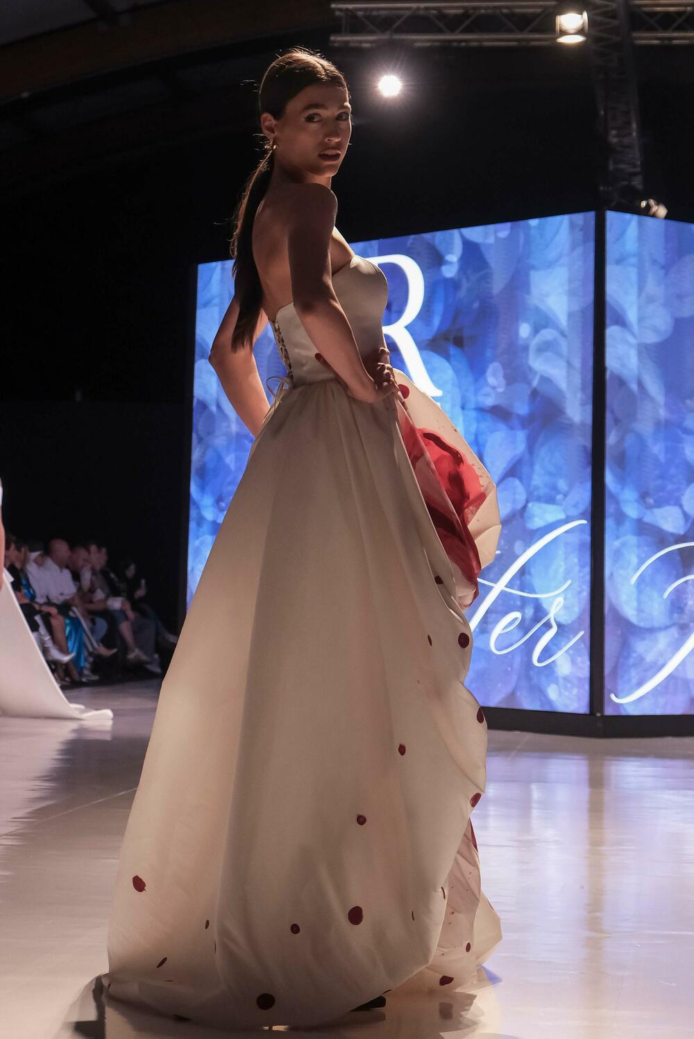 <p>Pored dizajnera iz Crne Gore, svoje kolekcije predstavili su i Hana Bihorac iz Srbije, Timur Tursunkulov iz Kazahstana i modna kuća XYZ</p>