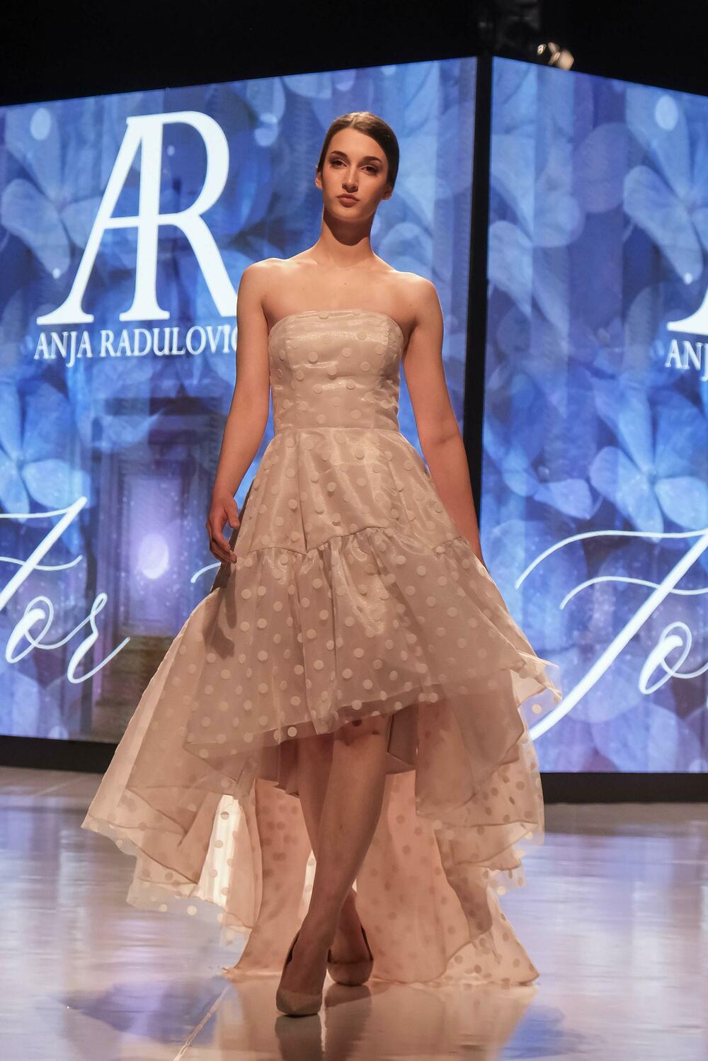 <p>Pored dizajnera iz Crne Gore, svoje kolekcije predstavili su i Hana Bihorac iz Srbije, Timur Tursunkulov iz Kazahstana i modna kuća XYZ</p>