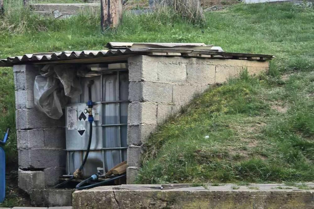 Vodu skladište u improvizovanim buradima, Foto: Privatna arhiva