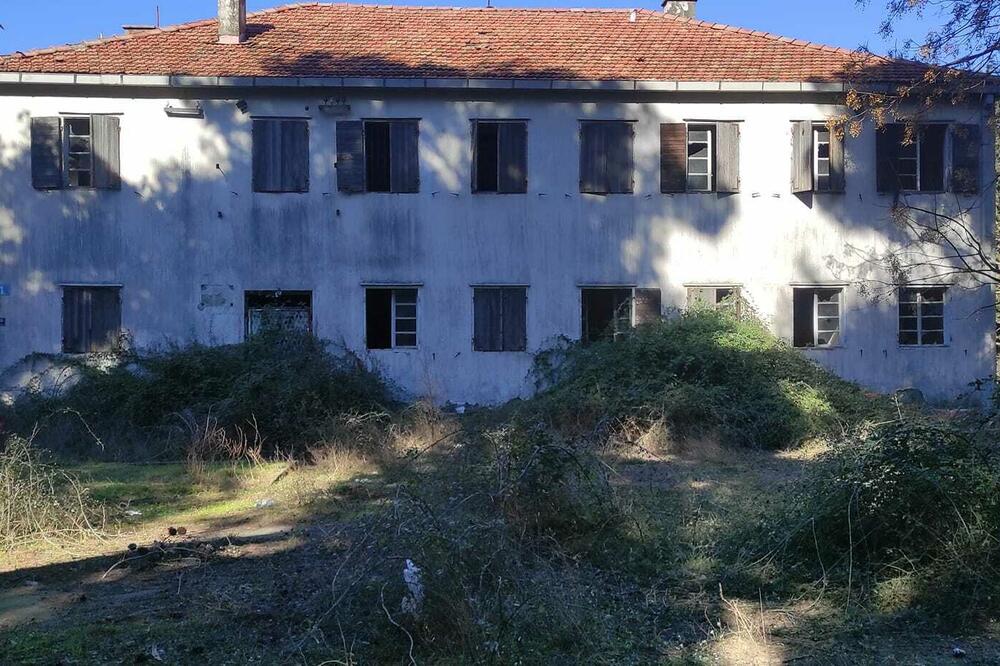 Zgrada ruinirana: Dom vojske u Baru, Foto: Privatna arhiva