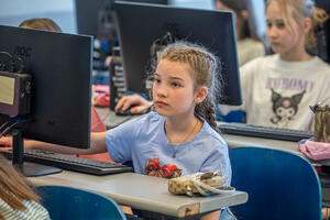 Djevojčice hakuju stereotipe: Nova generacija koja mijenja kod i...