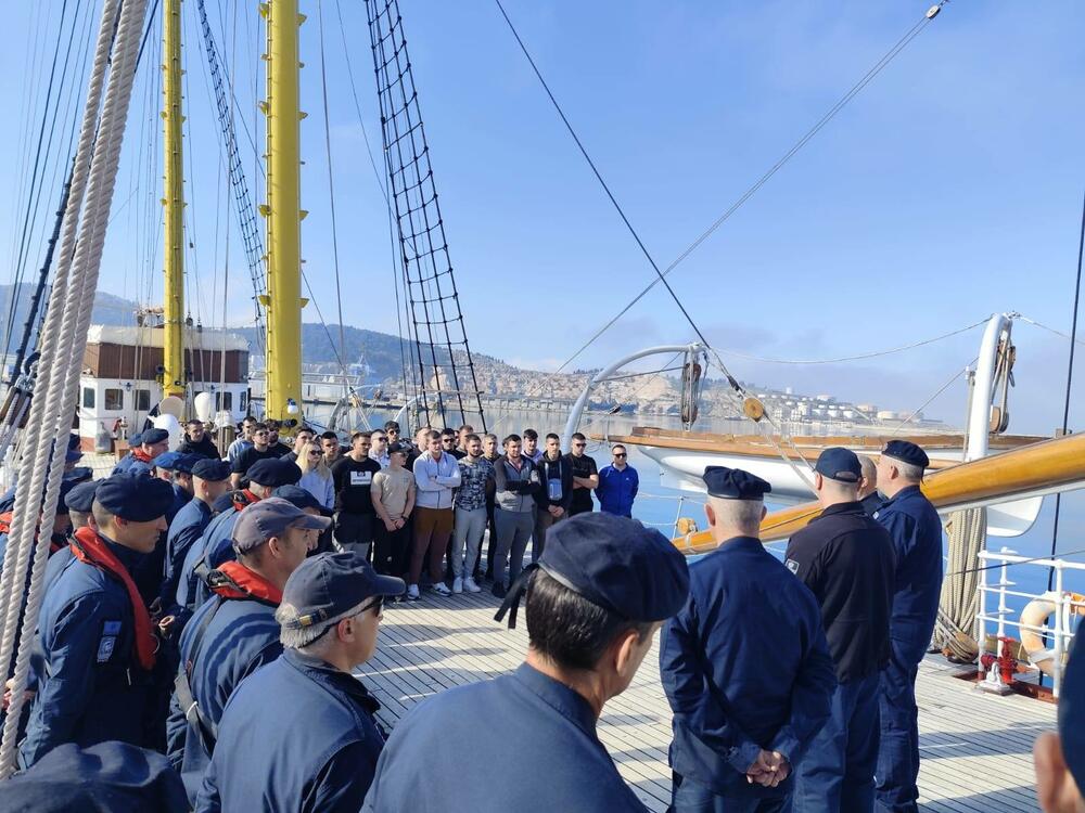 Učenici Srednje pomorske škole iz Bara na brodu Jadran: Upoznali...
