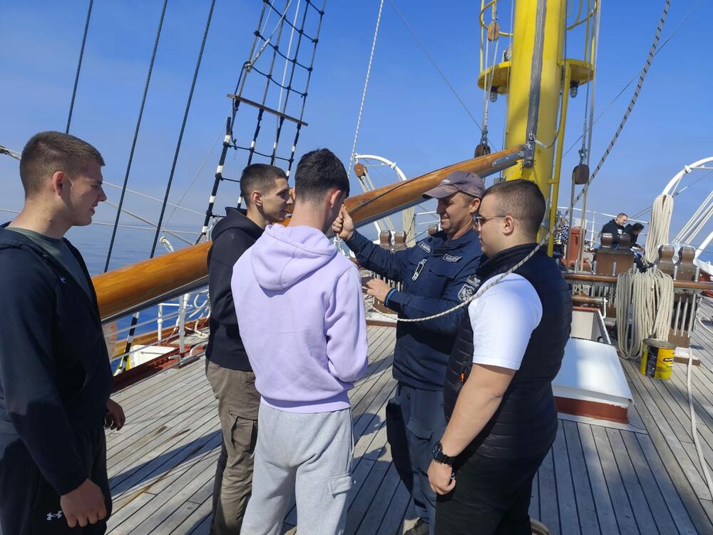 <p>"Jadran" će slične plovidbe obaviti i 23, 24 i 25. aprila sa studentima svih smjerova Pomorskog fakulteta u Kotoru i njihovim profesorima<br /> </p>