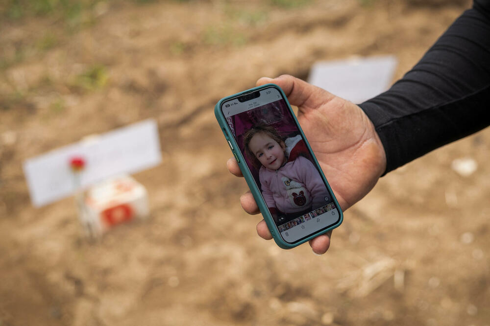 Saleh pokazuje fotografiju svoje kćerke Sare, Foto: REUTERS