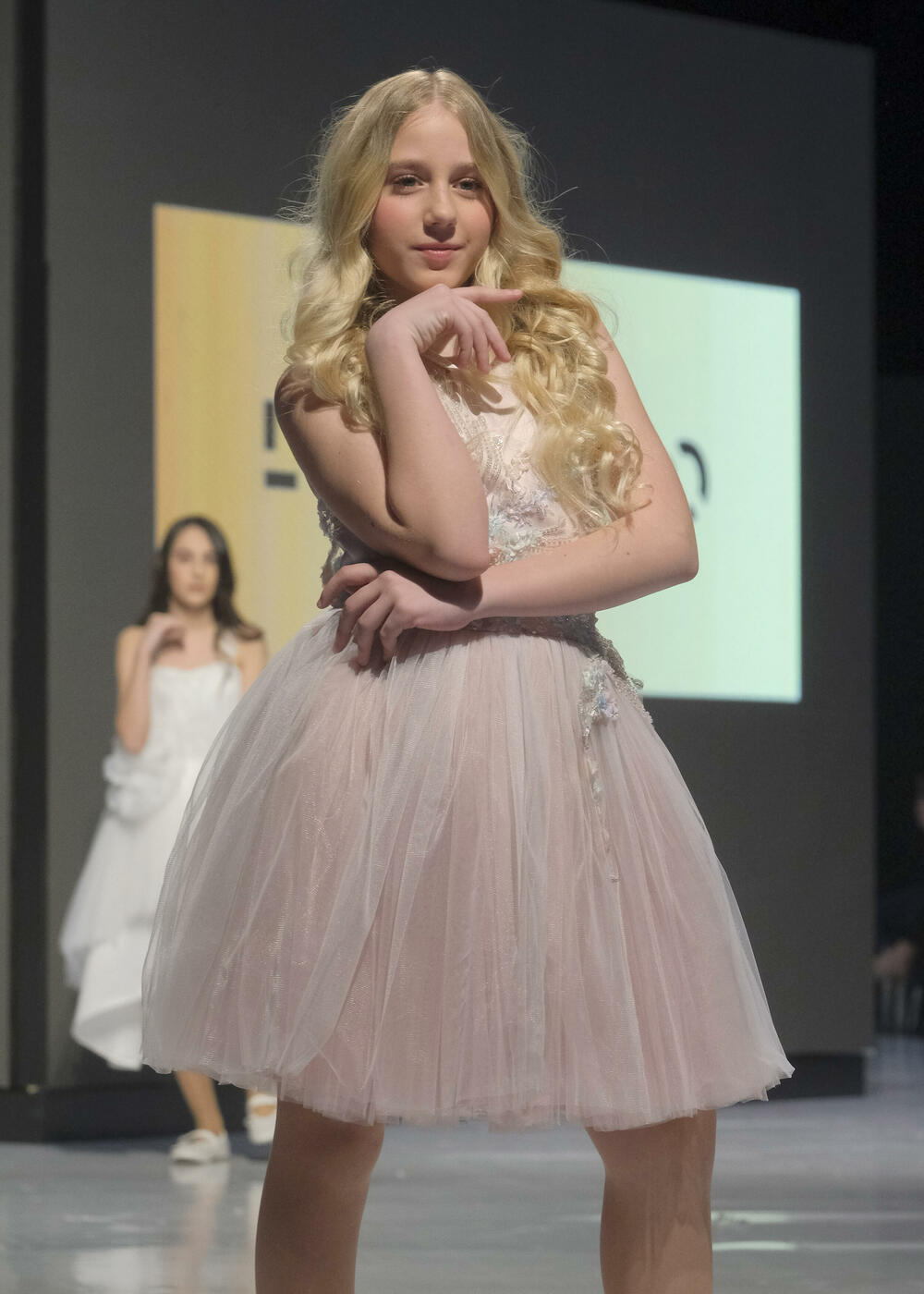 <p>Publici su predstavljene kolekcije ukrajinske dizajnerke Vitaline Smitko - Vitalina for Kids, kao i modeli srpske dizajnerke Vedrane Milanović - Atelje Luccino</p>