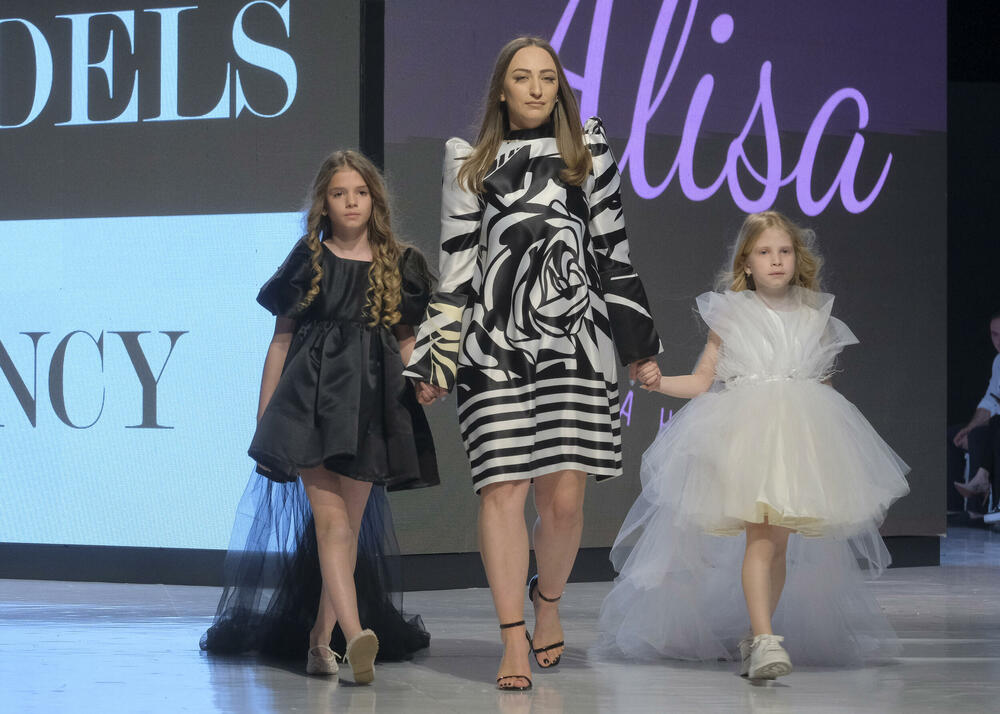 <p>Publici su predstavljene kolekcije ukrajinske dizajnerke Vitaline Smitko - Vitalina for Kids, kao i modeli srpske dizajnerke Vedrane Milanović - Atelje Luccino</p>