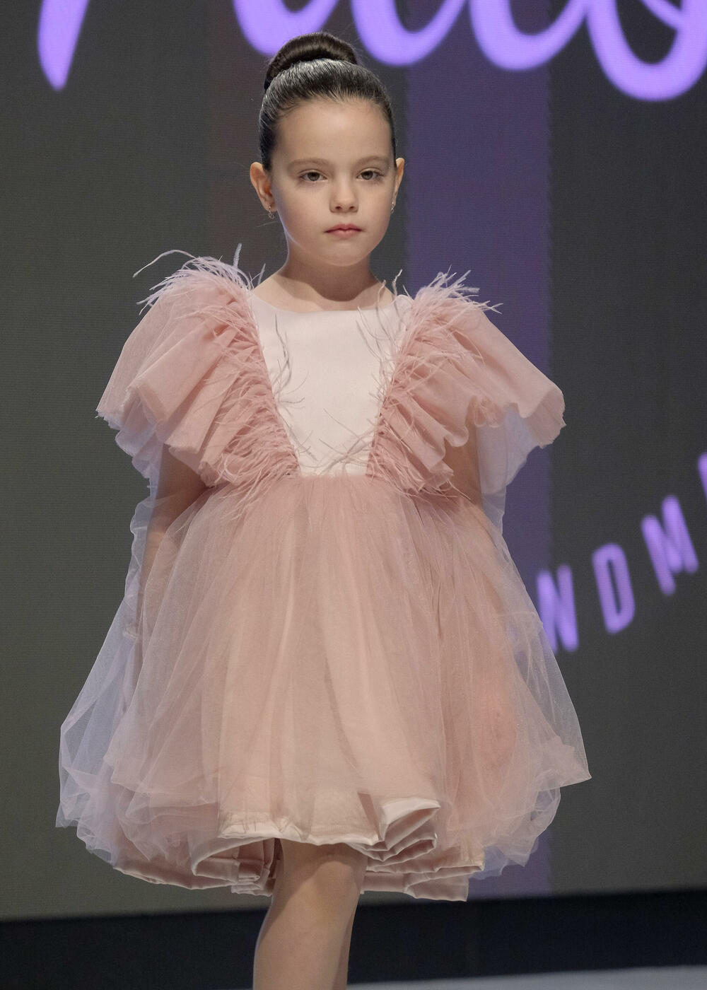 <p>Publici su predstavljene kolekcije ukrajinske dizajnerke Vitaline Smitko - Vitalina for Kids, kao i modeli srpske dizajnerke Vedrane Milanović - Atelje Luccino</p>