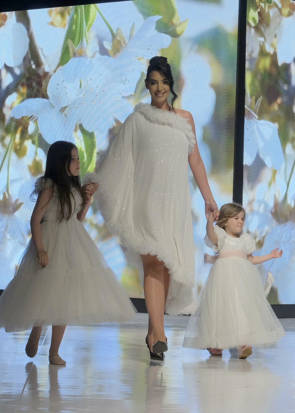 <p>Publici su predstavljene kolekcije ukrajinske dizajnerke Vitaline Smitko - Vitalina for Kids, kao i modeli srpske dizajnerke Vedrane Milanović - Atelje Luccino</p>