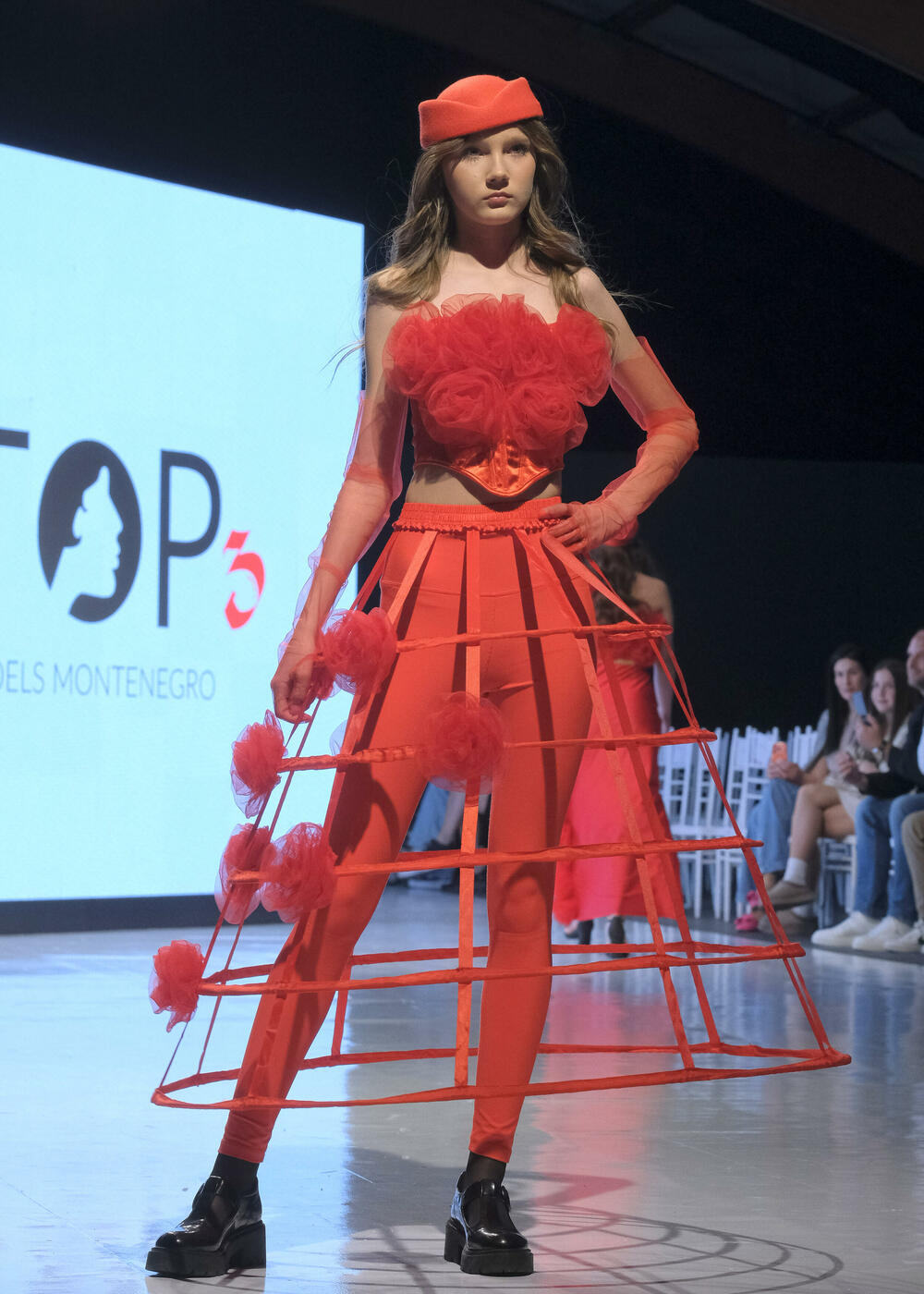 <p>Publici su predstavljene kolekcije ukrajinske dizajnerke Vitaline Smitko - Vitalina for Kids, kao i modeli srpske dizajnerke Vedrane Milanović - Atelje Luccino</p>