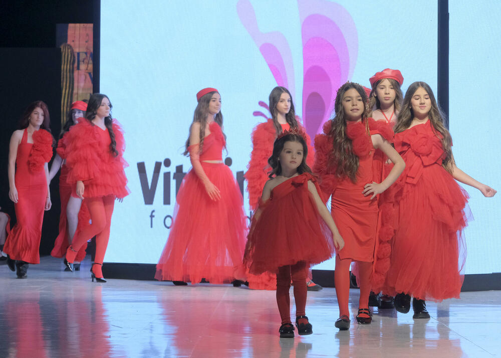 <p>Publici su predstavljene kolekcije ukrajinske dizajnerke Vitaline Smitko - Vitalina for Kids, kao i modeli srpske dizajnerke Vedrane Milanović - Atelje Luccino</p>