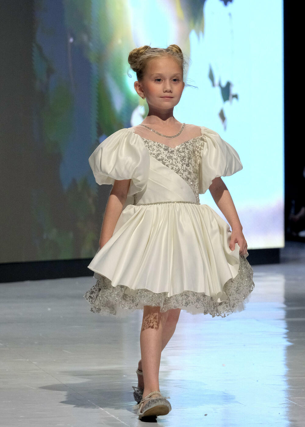 <p>Publici su predstavljene kolekcije ukrajinske dizajnerke Vitaline Smitko - Vitalina for Kids, kao i modeli srpske dizajnerke Vedrane Milanović - Atelje Luccino</p>