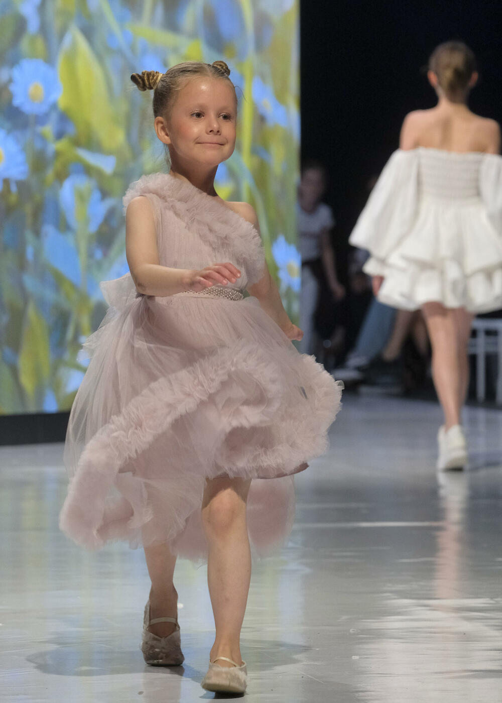 <p>Publici su predstavljene kolekcije ukrajinske dizajnerke Vitaline Smitko - Vitalina for Kids, kao i modeli srpske dizajnerke Vedrane Milanović - Atelje Luccino</p>