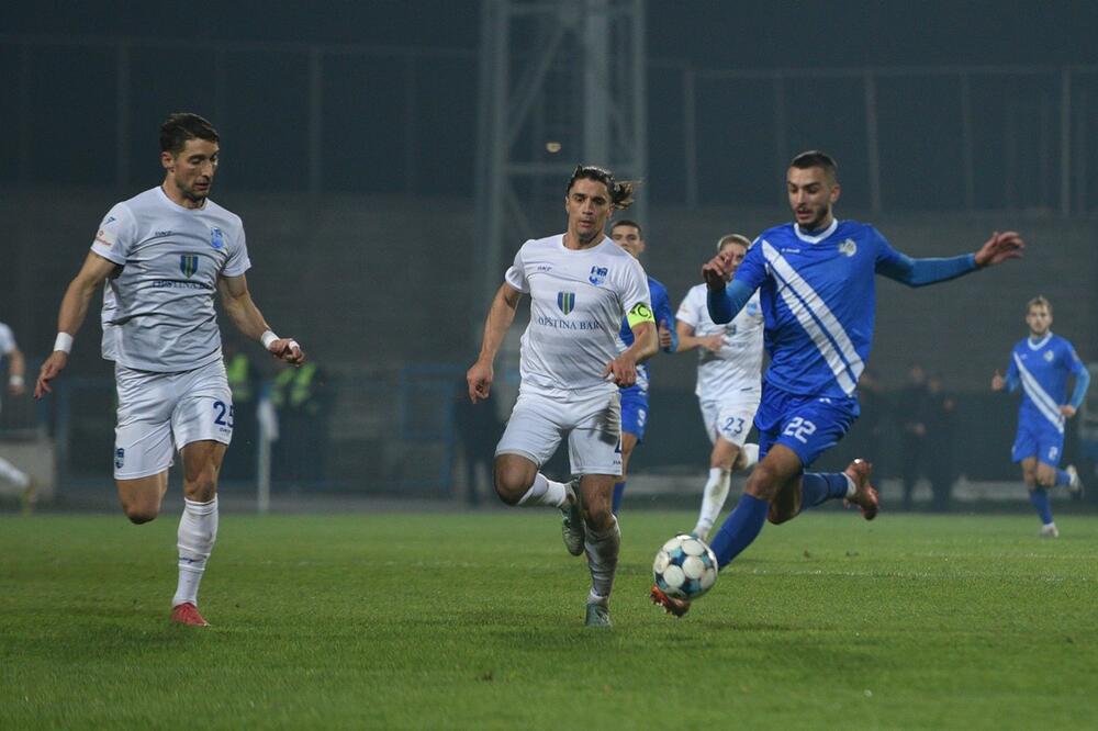 Trka do kraja prvenstva: Ražnatović (Sutjeska) u duelu sa Kaluđerovićem i Martinovićem (Mornar), Foto: FSCG