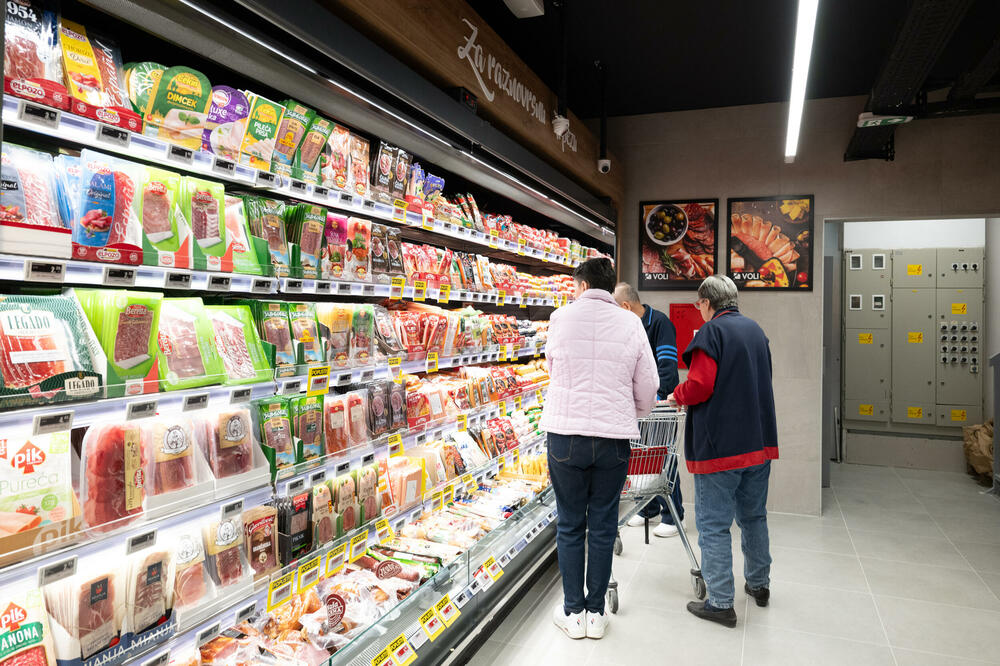 <p>Uz potpuno renoviran ambijent, kupce očekuje i obogaćen asortiman proizvoda. Voli pekarica, svježe pakovano meso i još mnogo noviteta spremno dočekuju vjerne potrošače.</p>