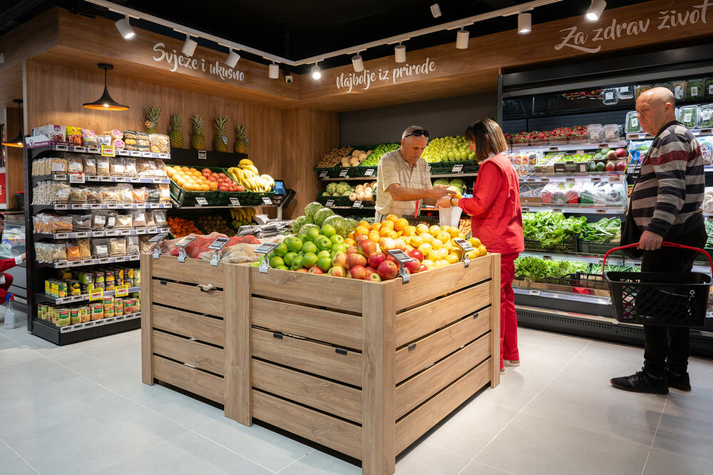 <p>Uz potpuno renoviran ambijent, kupce očekuje i obogaćen asortiman proizvoda. Voli pekarica, svježe pakovano meso i još mnogo noviteta spremno dočekuju vjerne potrošače.</p>