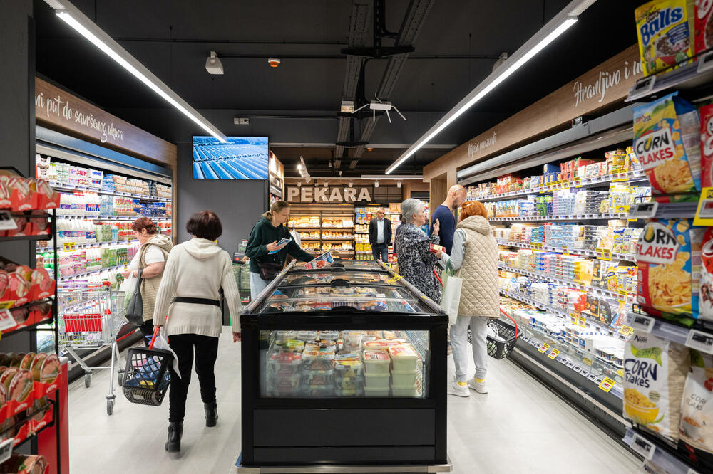 <p>Uz potpuno renoviran ambijent, kupce očekuje i obogaćen asortiman proizvoda. Voli pekarica, svježe pakovano meso i još mnogo noviteta spremno dočekuju vjerne potrošače.</p>